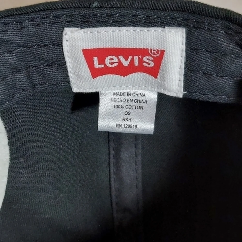Levi's Black Snapback Baseball Cap‎ Levi's Logo in bold letters Embroidered